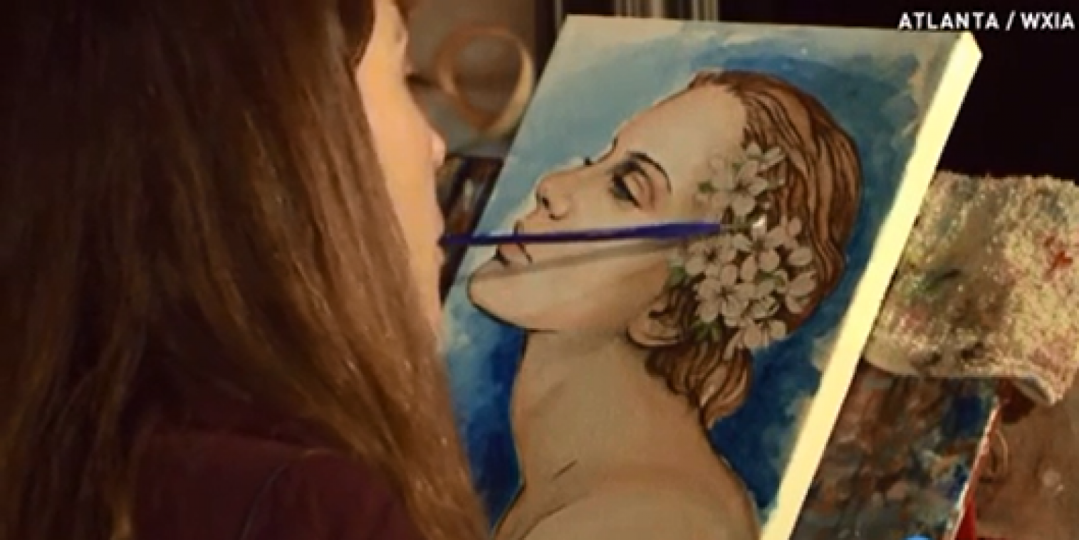 Verlamde kunstenaar schildert meesterwerken met haar mond