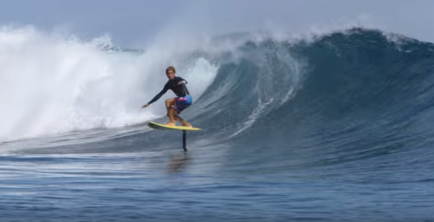 Surfer zweeft boven het water met 'hydrofoil'