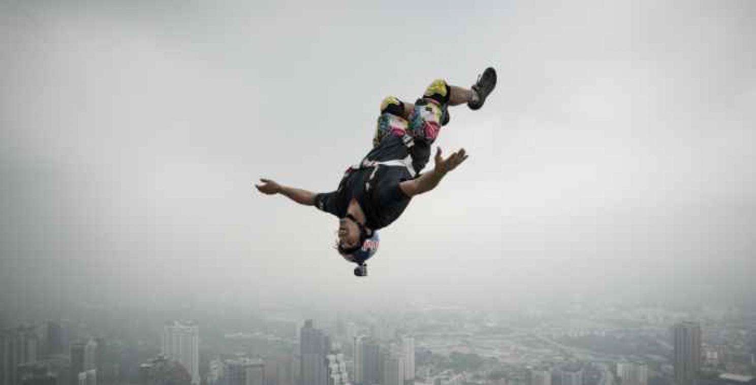 Skydiver gaat sprong maken zonder parachute