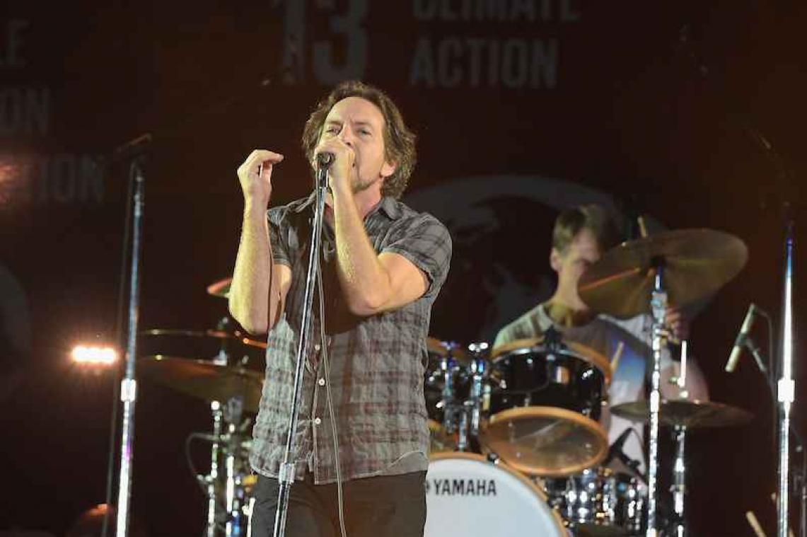 Frontman Pearl Jam legt optreden stil om vrouw te redden
