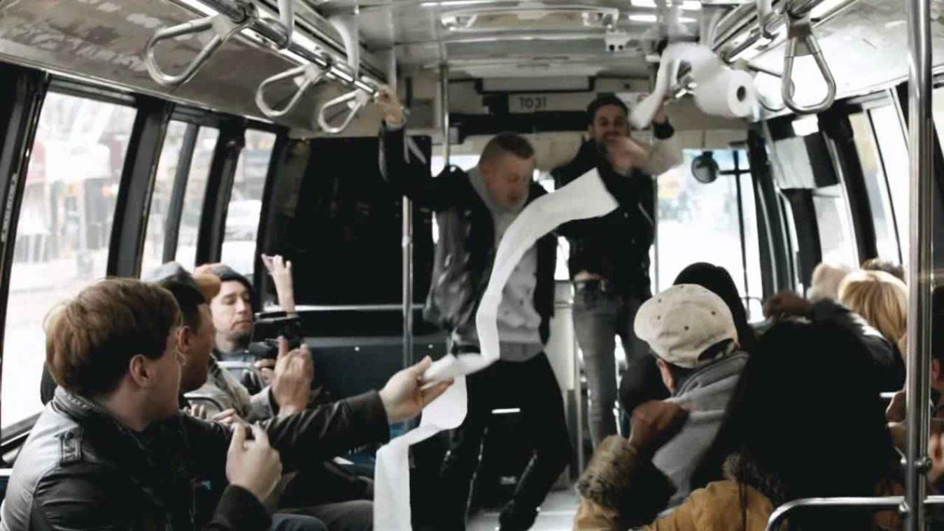 Macklemore & Ryan Lewis verrassen busreizigers met live optreden