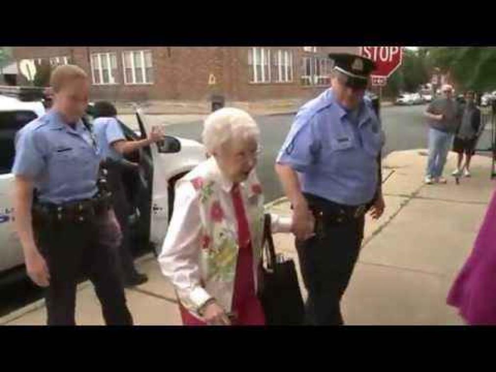 Vrouw van 102 jaar wordt in de boeien geslagen