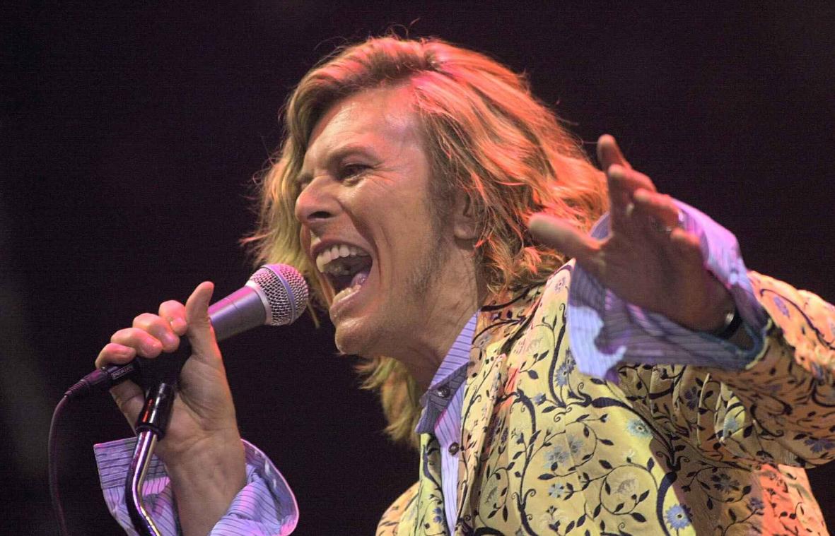 Laatste nummers David Bowie voor het eerst op de radio
