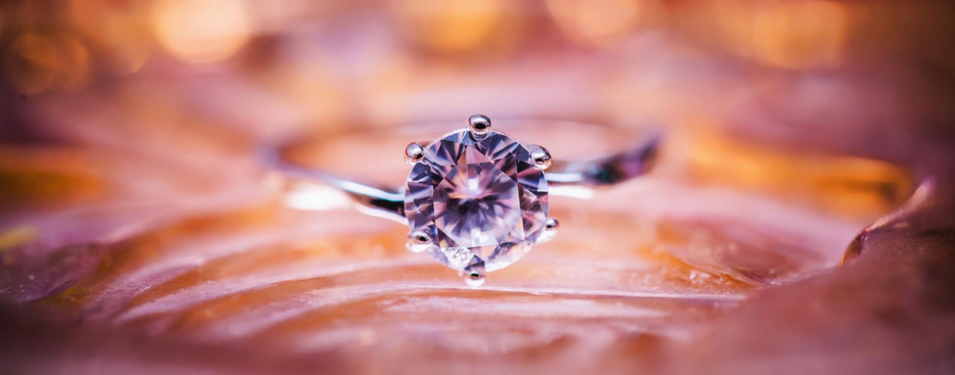 Aanklager haalt zijn gram en koopt een diamanten ring voor een spotprijs