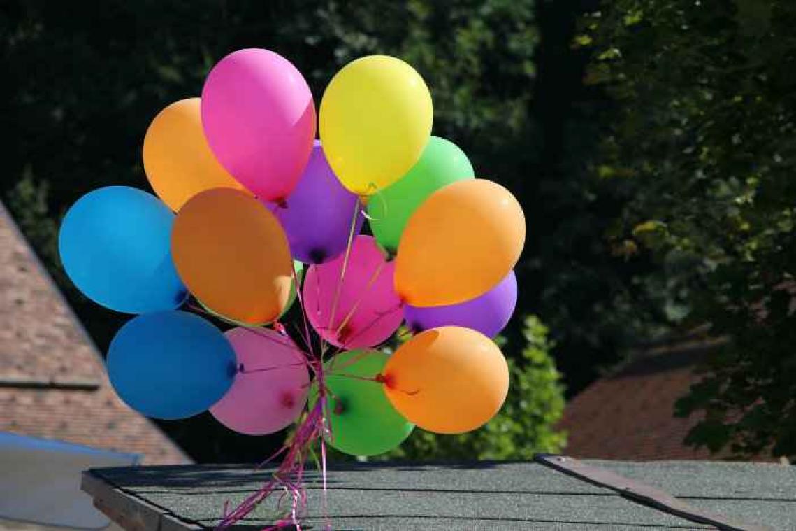 Veelkleurige ballonnen zaaien verwarring op babyfeestje