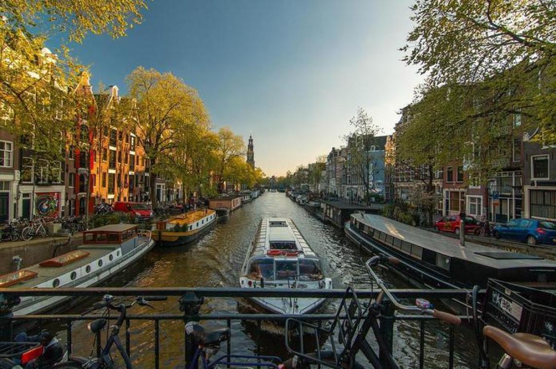 Amsterdam legt Airbnb aan banden