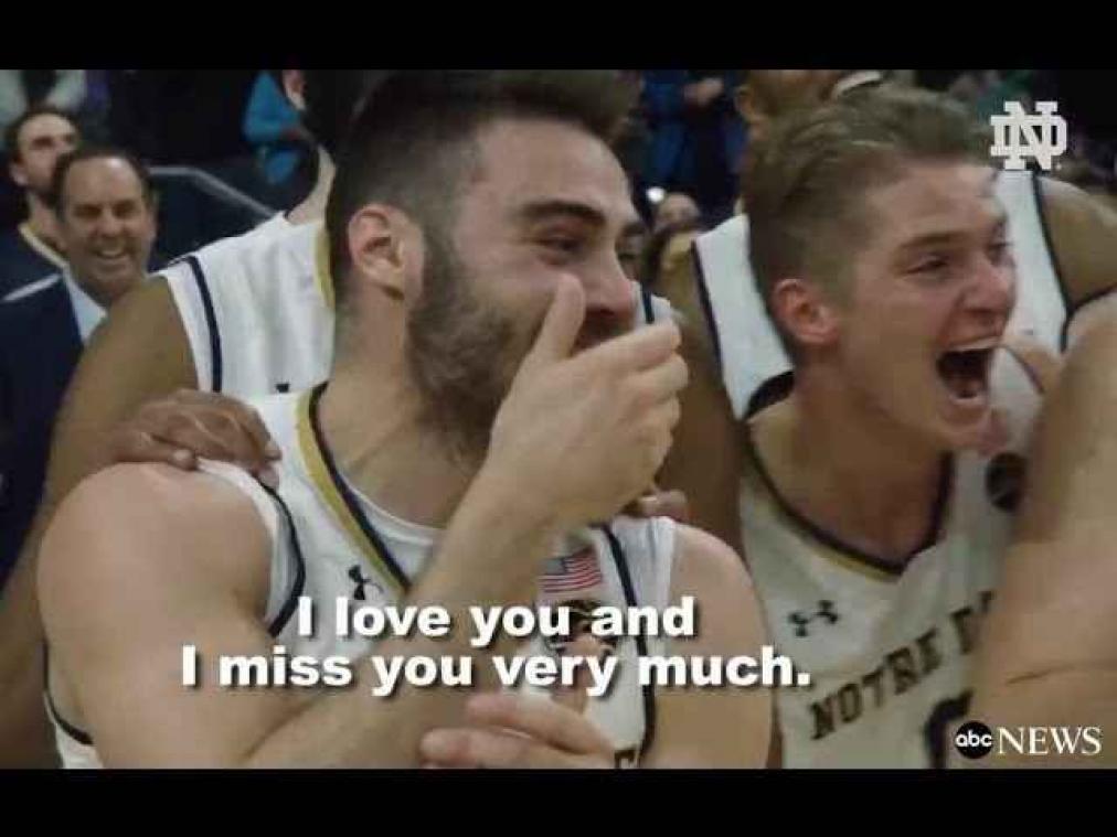 Basketter barst in tranen uit wanneer broer plots op veld verschijnt