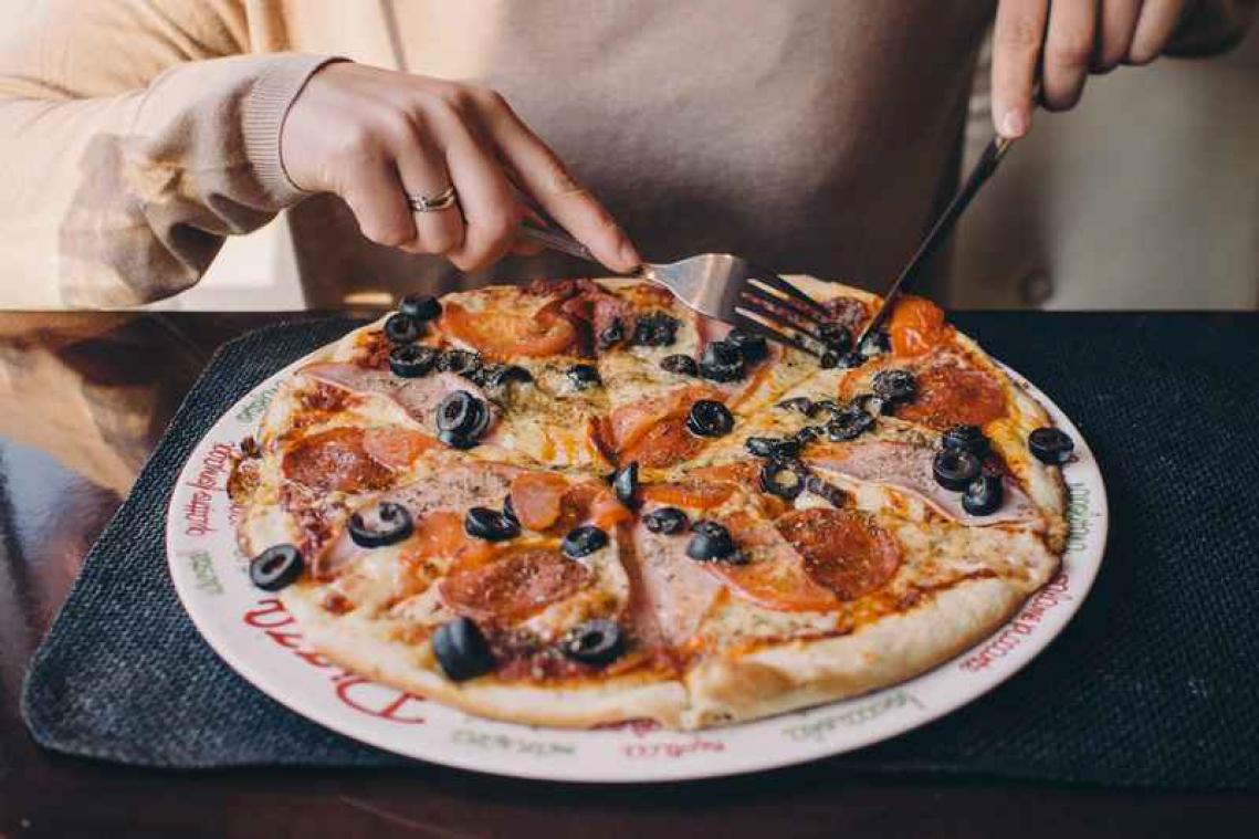 Winnaar schenkt jaar gratis pizza aan voedselbank