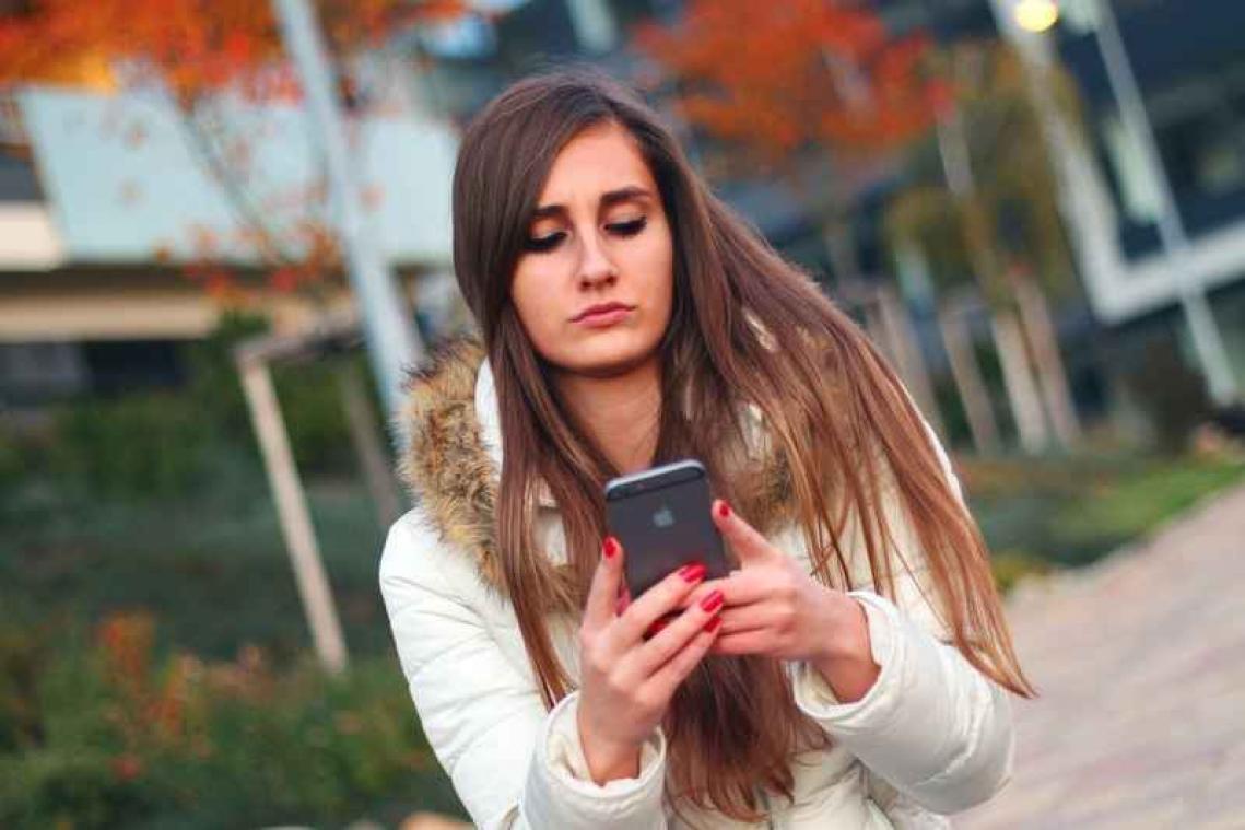 Vrouw wordt gedumpt door verloofde via SMS, neemt wraak