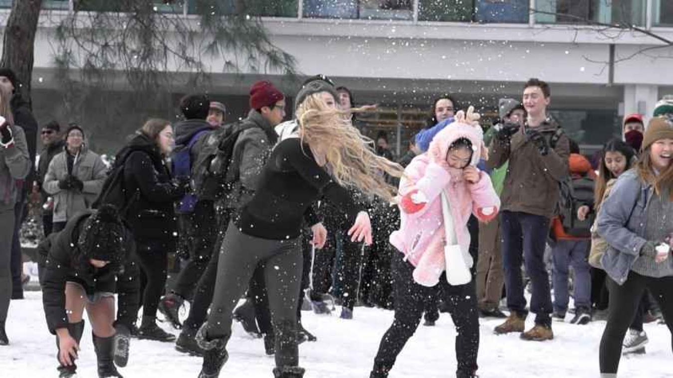 Canadese studenten organiseren reusachtig sneeuwballengevecht tijdens pauze