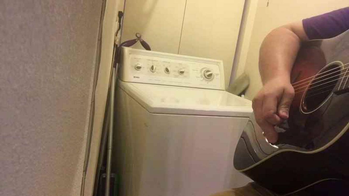 Muzikant gebruikt kapotte wasmachine op geniale manier