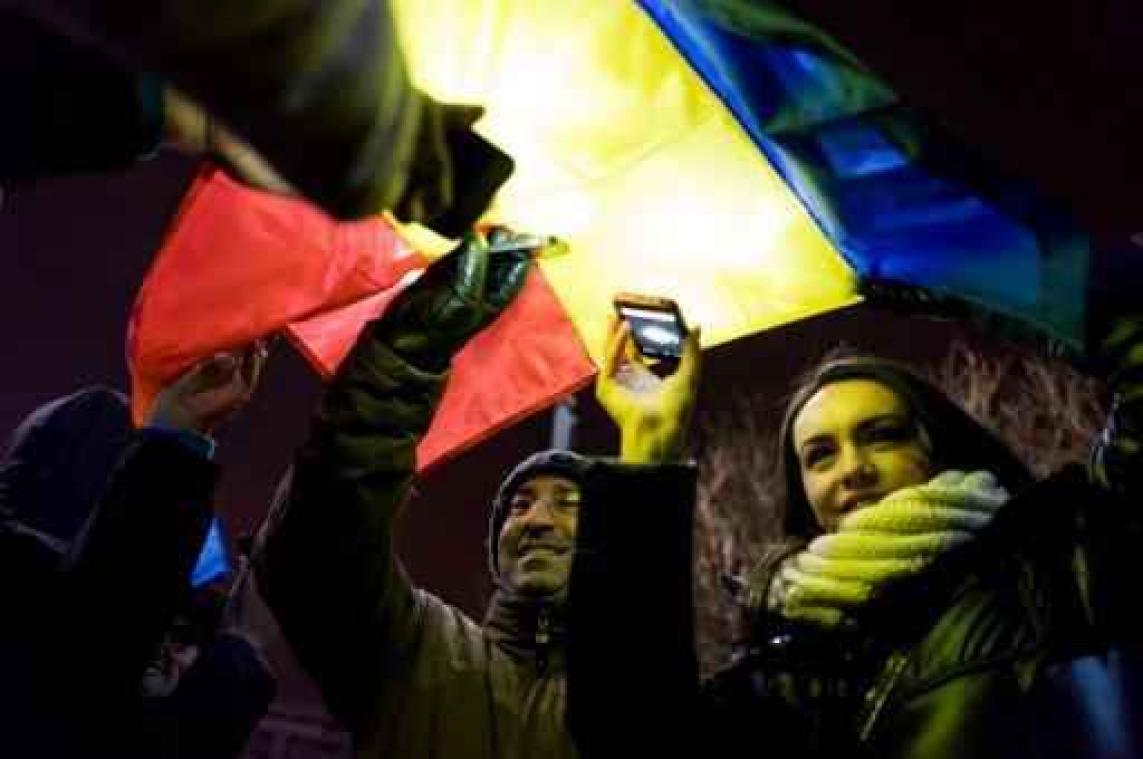Duizenden Roemenen kleuren de straat met Roemeense vlag