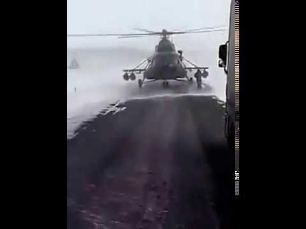 Militaire helikopter landt even om de weg te vragen