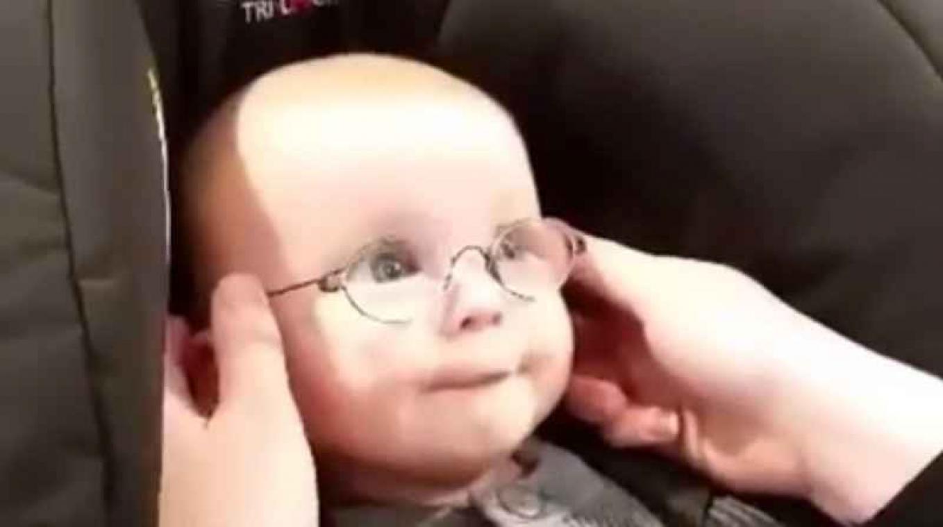 Vertederend: baby ziet zijn moeder voor het eerst dankzij brilletje