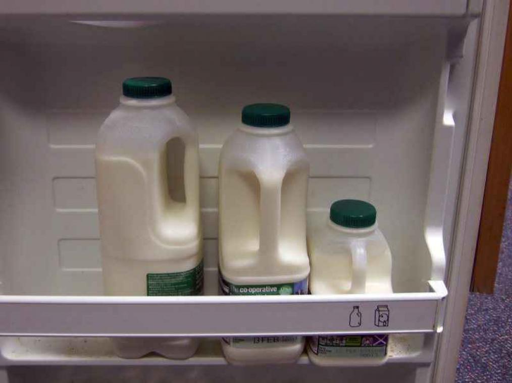 Melk in de koelkastdeur bewaren is niet goed