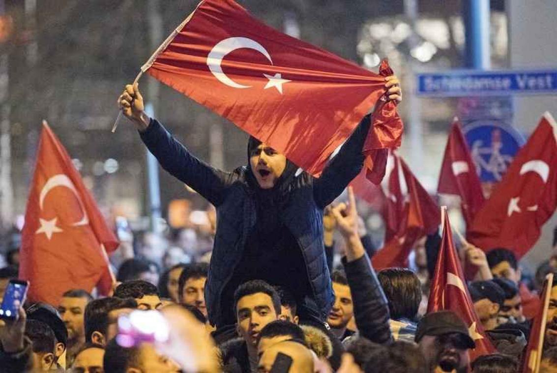 Nederland en Turkije rollen ruziënd over straat