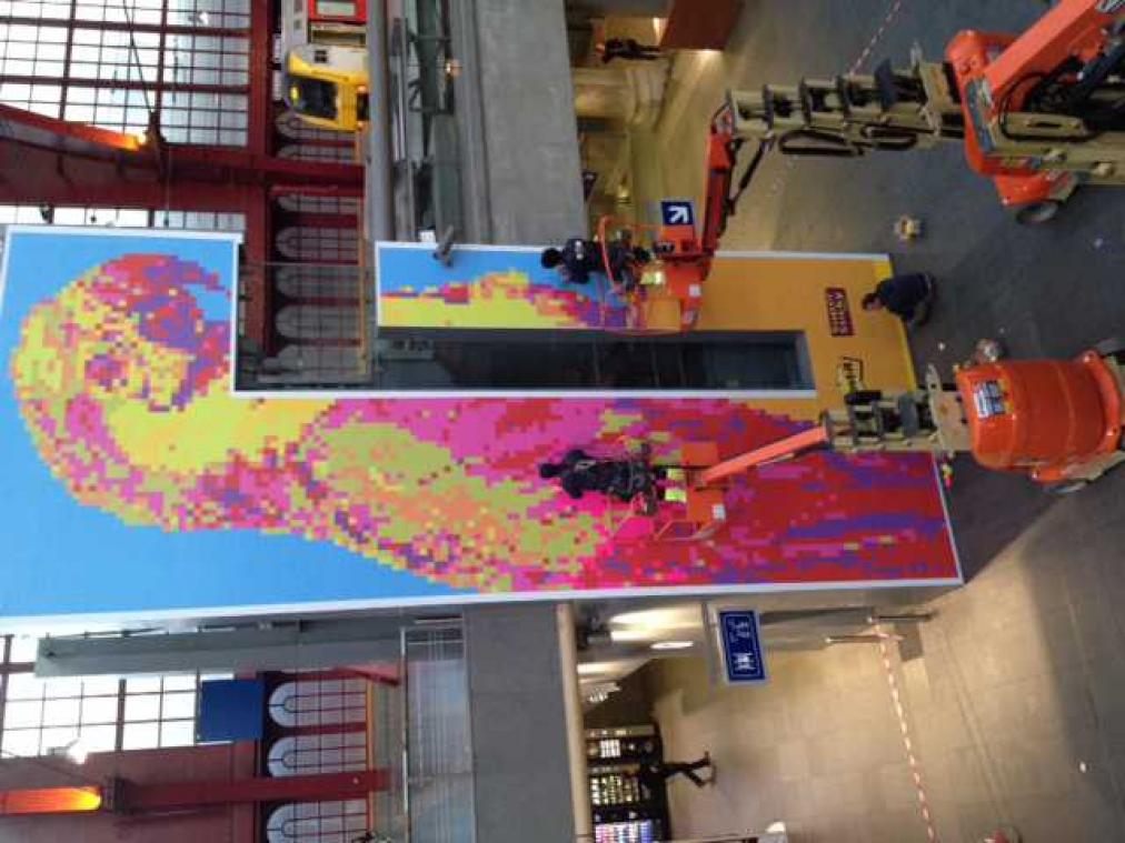 Gigantisch kunstwerk van Post-it notes in Antwerpen-Centraal