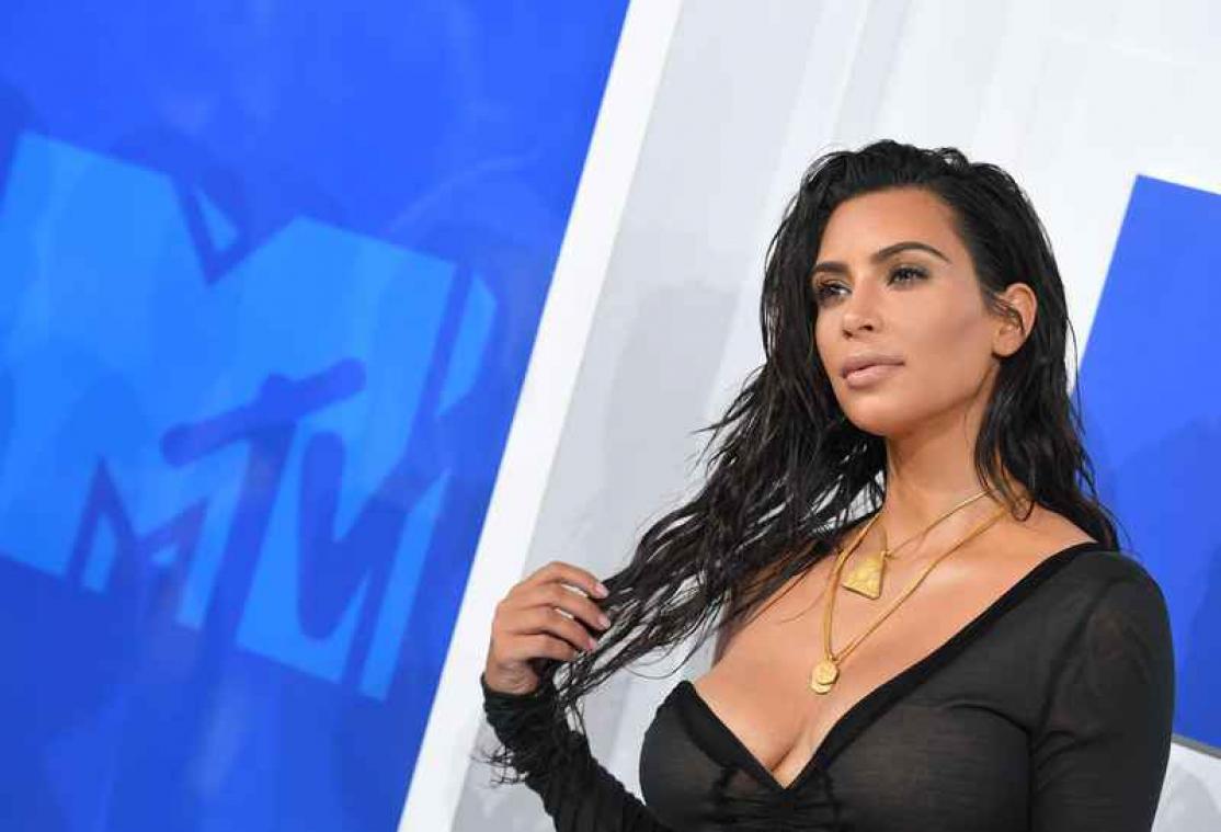IN BEELD. Kim Kardashian schaamt zich niet voor cellulitis