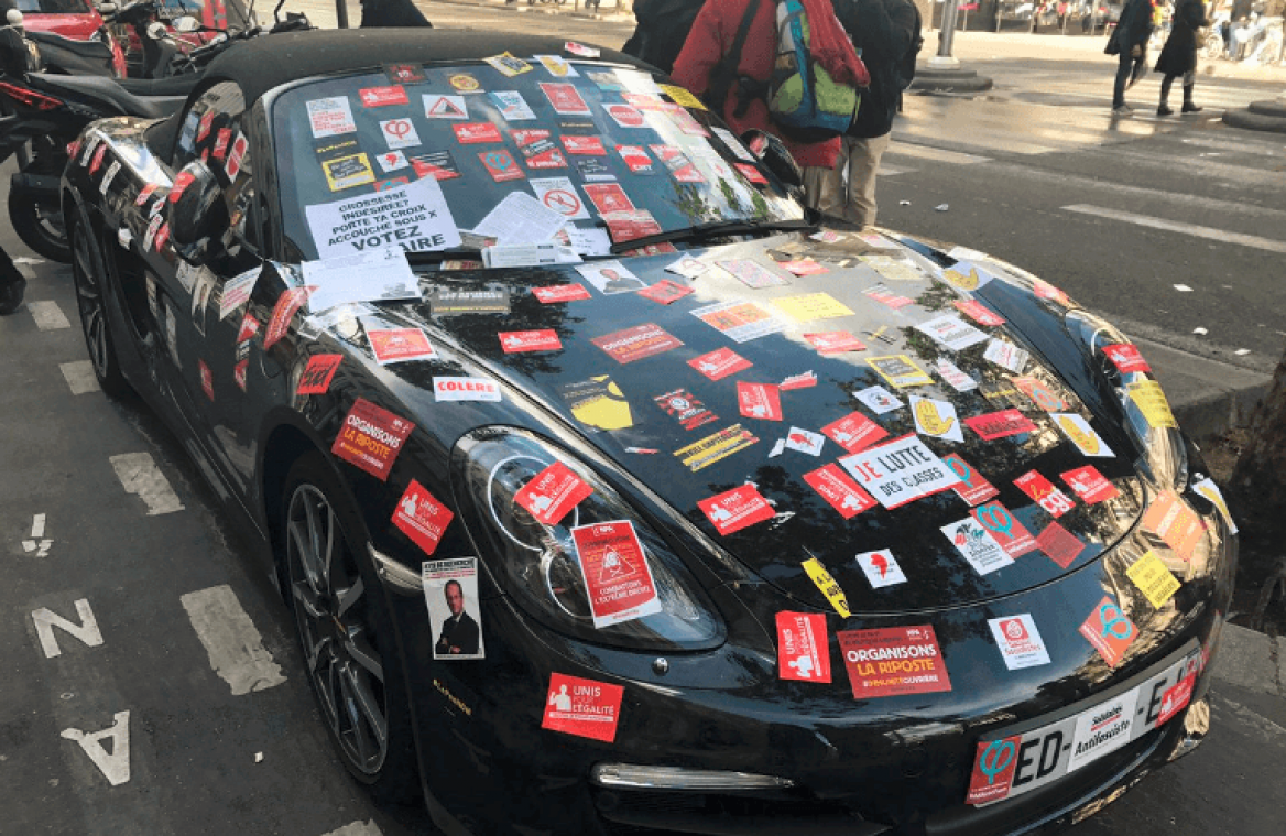 Porsche volgeplakt met stickers op 1 meiviering