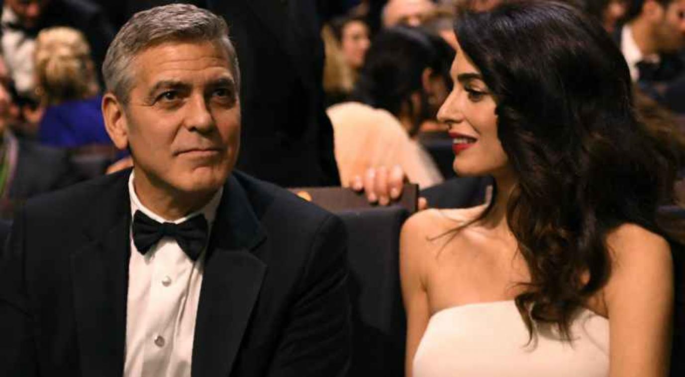 George en Amal Clooney schenken 10.000 dollar aan hondenopvang