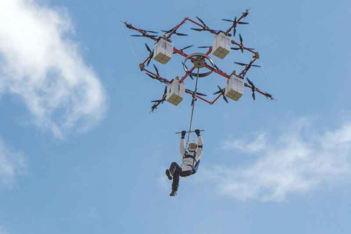 IN BEELD. Skydiver maakt sprong met de hulp van drones