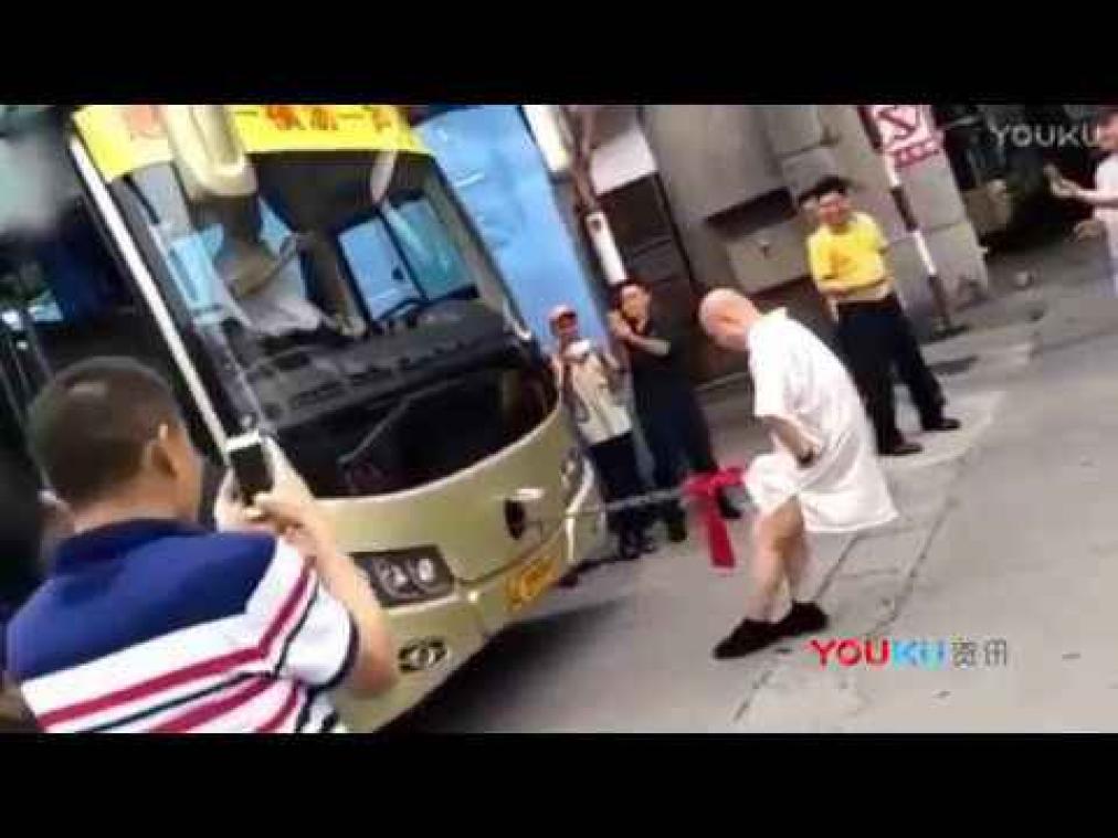 Kung fu-meester trekt bus vooruit met penis