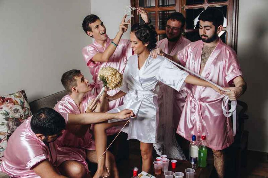 IN BEELD. Bruid trommelt mannelijke vrienden op voor girlie fotoshoot