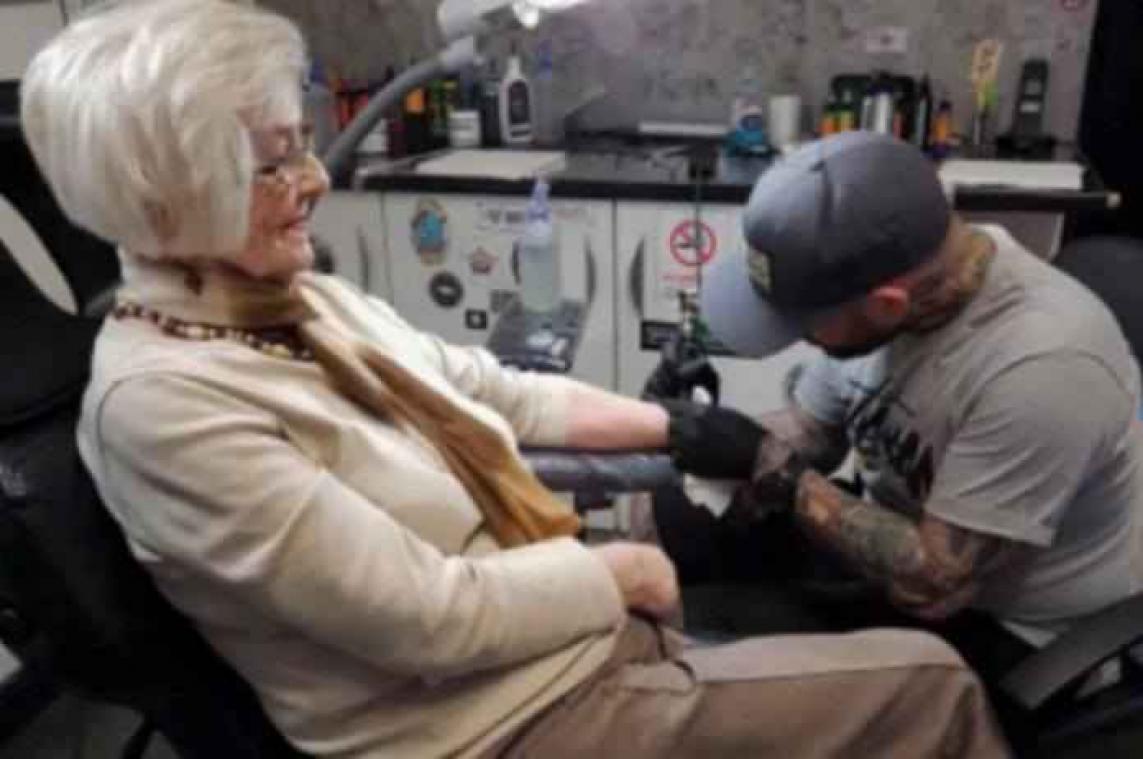 Oma van 82 jaar laat tattoo zetten