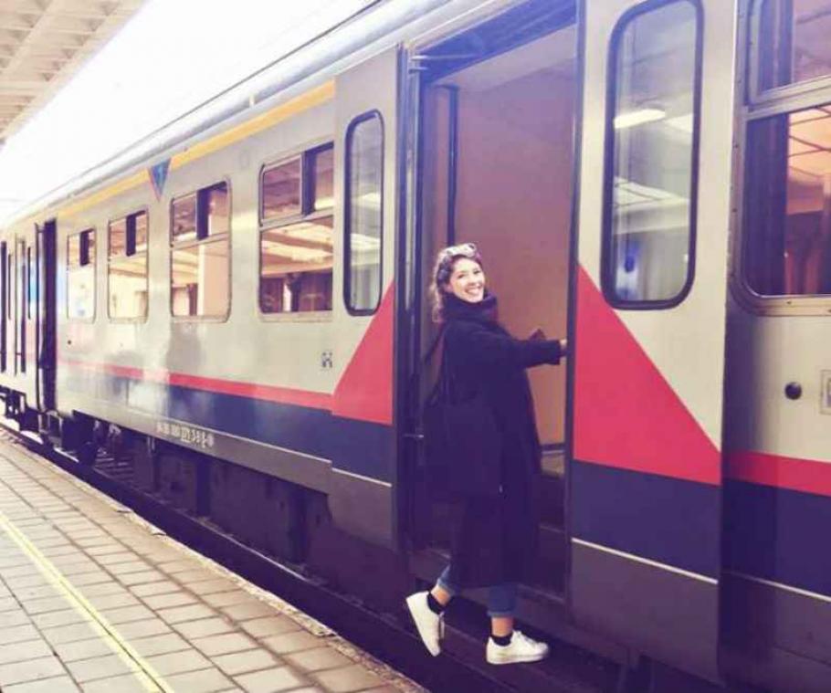 Studente gaat met treinpassagiers praten om verlegenheid te overwinnen