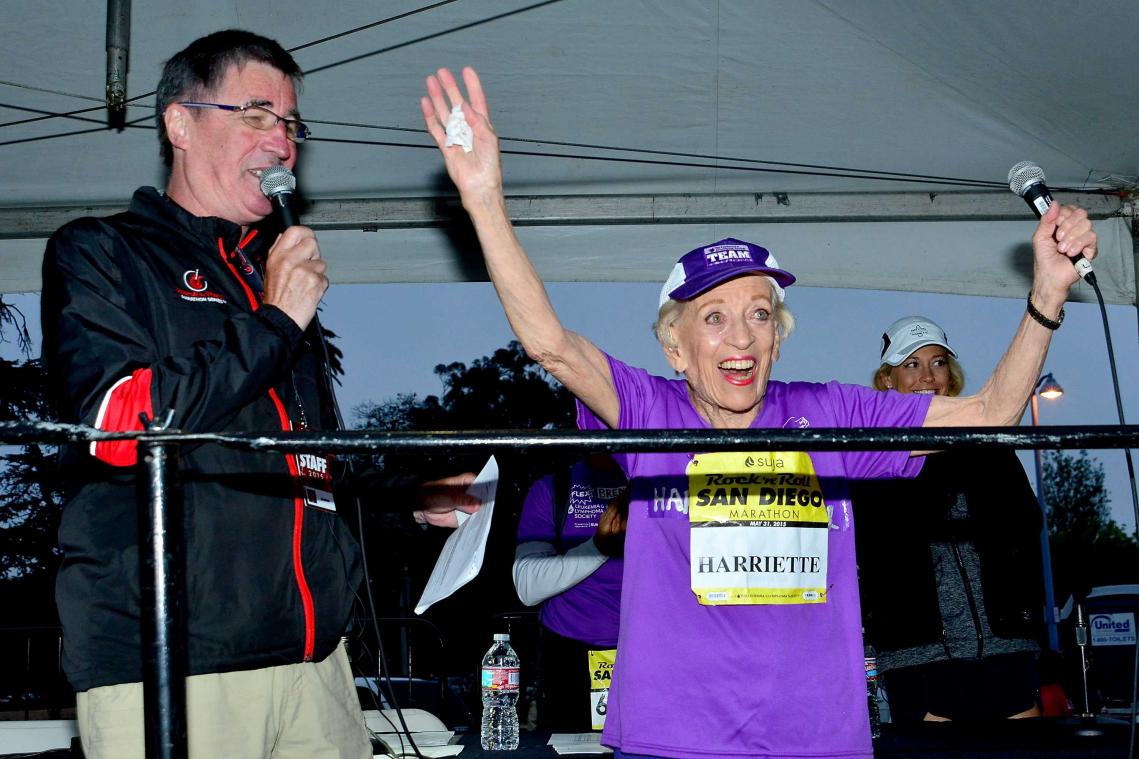 92-jarige haalt finish van marathon