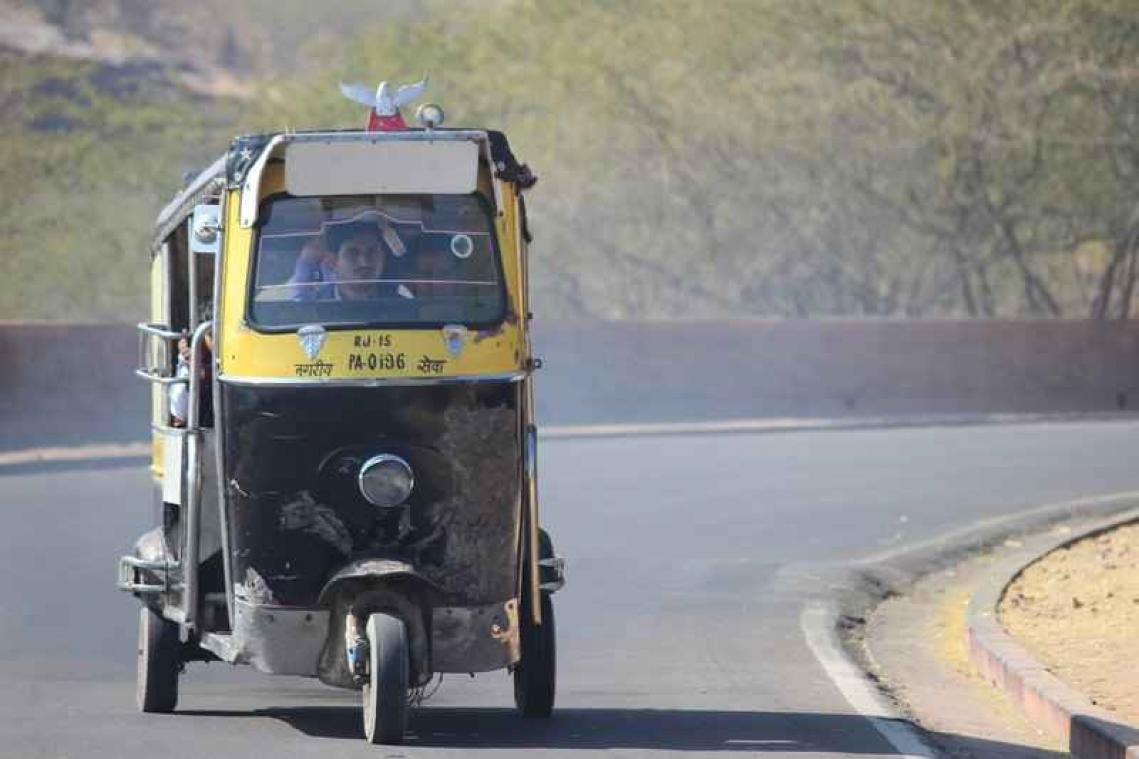 Man rijdt autosnelweg op met tuktuk-wagentje