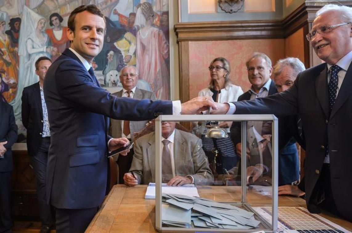 Partij Macron op weg naar ruime meerderheid