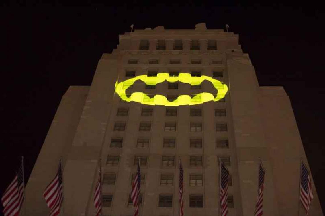 Batman-signaal brengt laatste ode aan Adam West