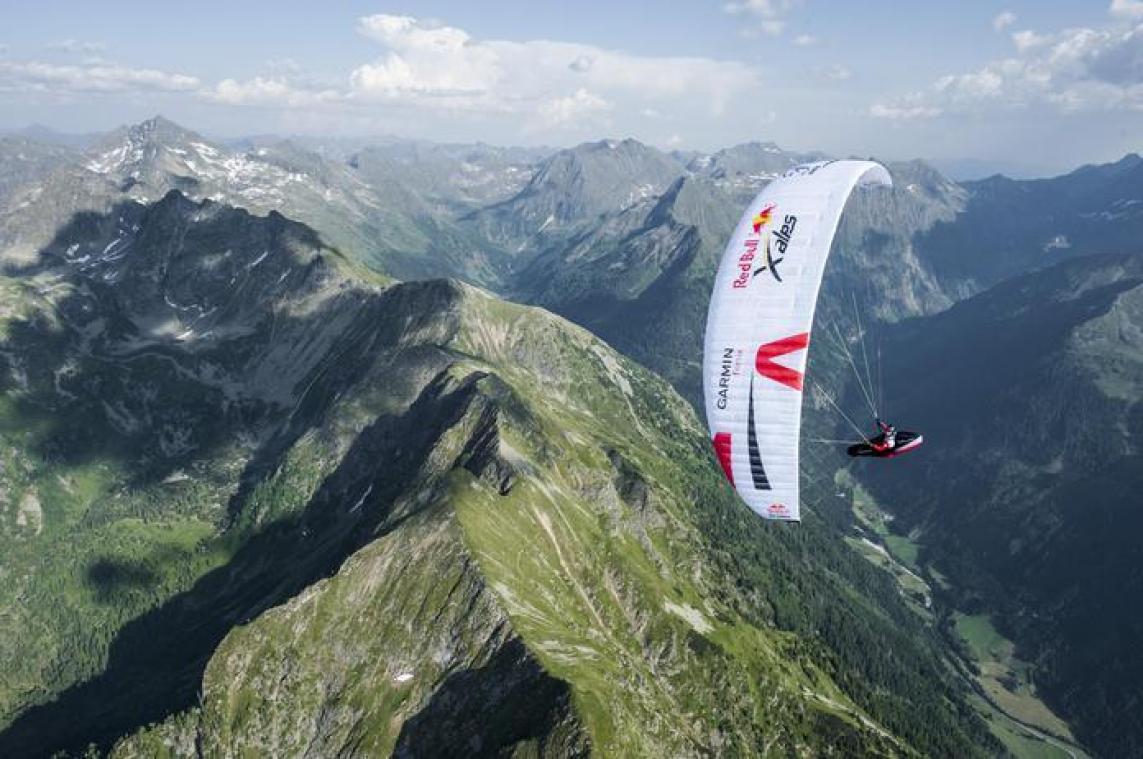 Paragliding over de Alpen