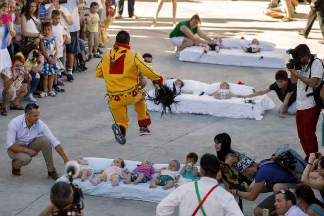 IN BEELD. In Spanje springen duivels over baby's tijdens eeuwenoud ritueel