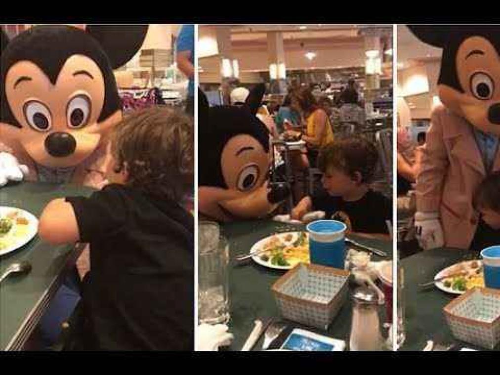 VIDEO. Dove jongen verrast door Micky Mouse die gebarentaal kan