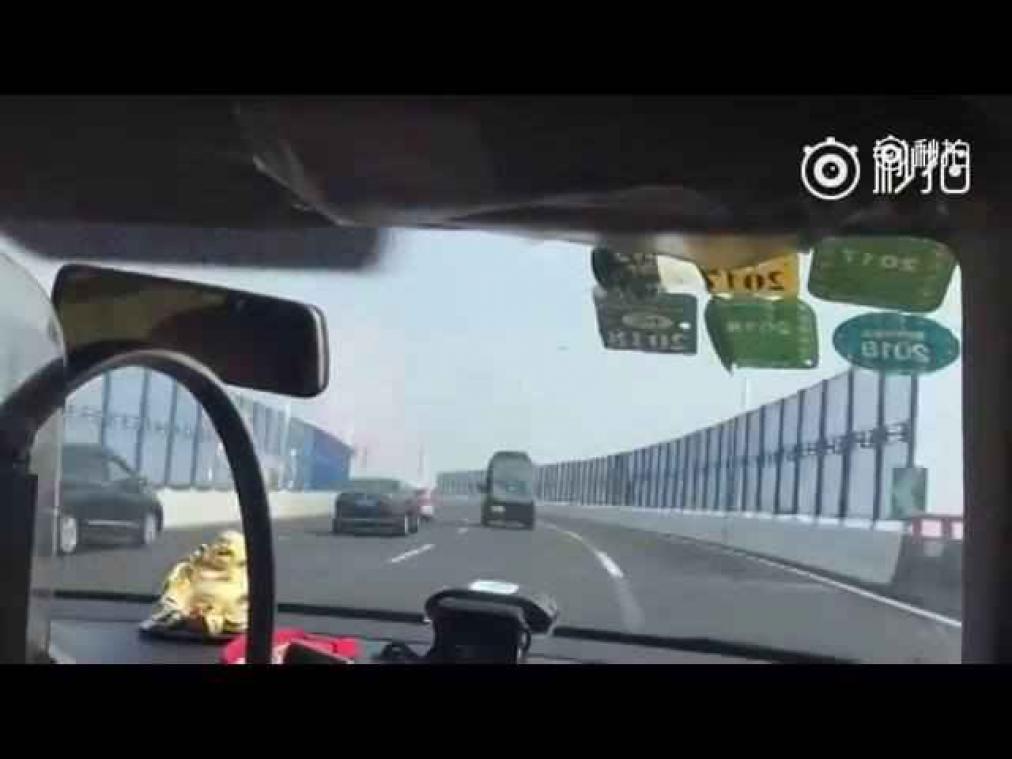 VIDEO. Taxichauffeur steekt in twee minuten ruim vijftig auto's voorbij
