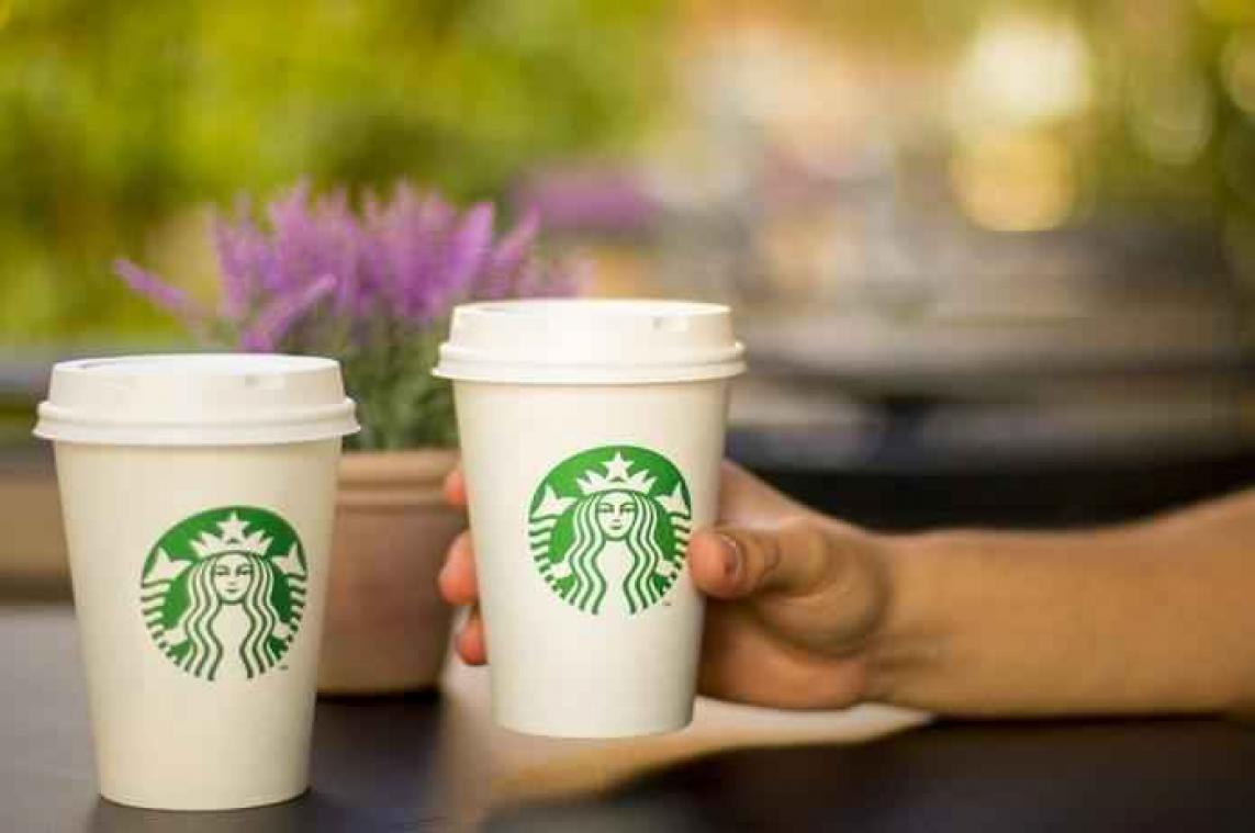 Man krijgt beker met beledigende naam terug bij Starbucks