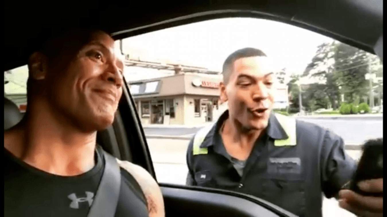 VIDEO. Fan legt verkeer stil voor selfie met Dwayne Johnson