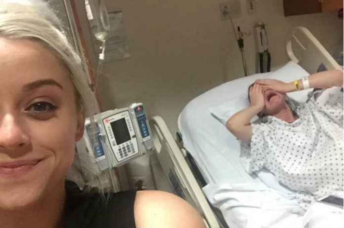 Vrouw trek hilarische selfie tijdens bevalling van haar zus