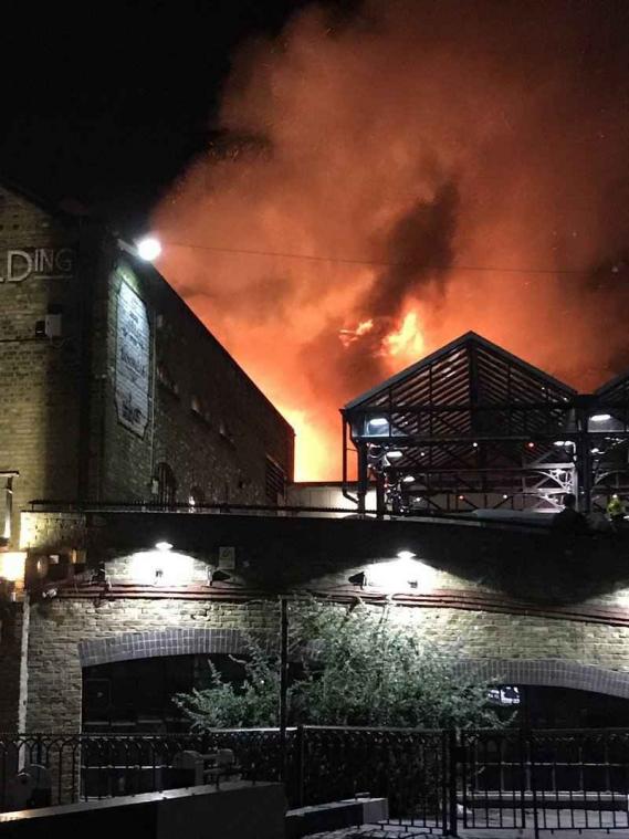 Zware brand treft Camden Lock Market in Londen
