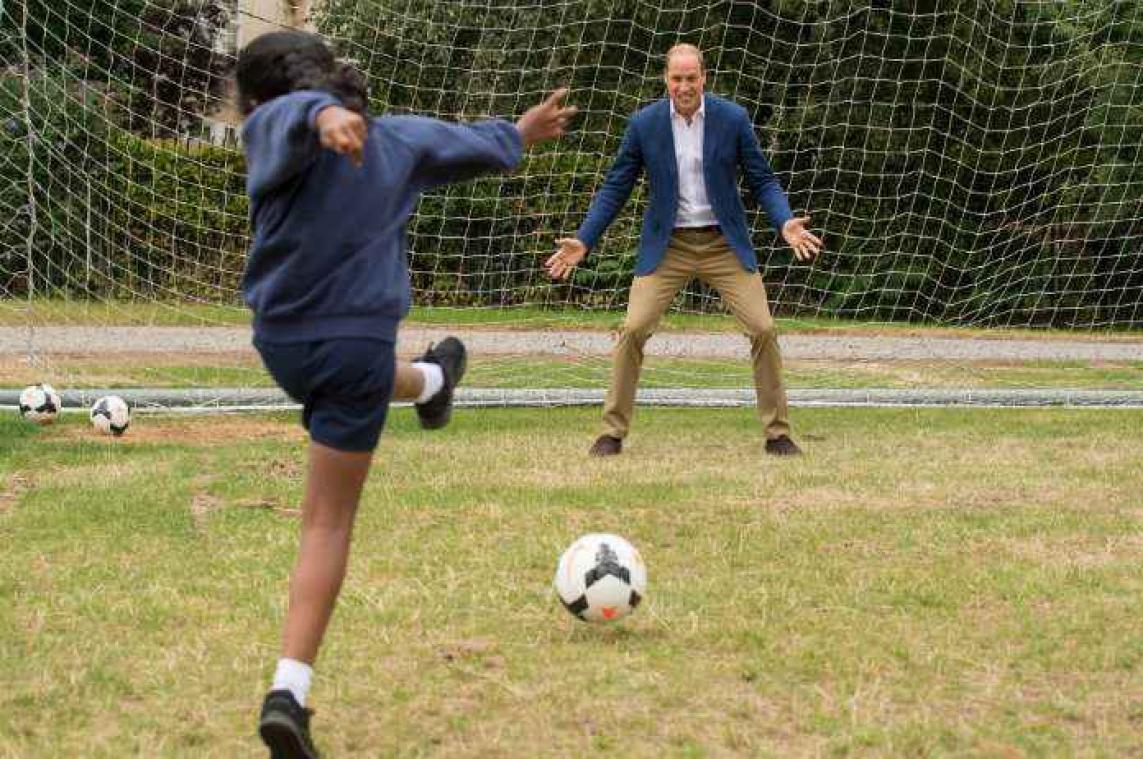 VIDEO. Prins William heeft geen kans tegen meisje uit voetbalteam