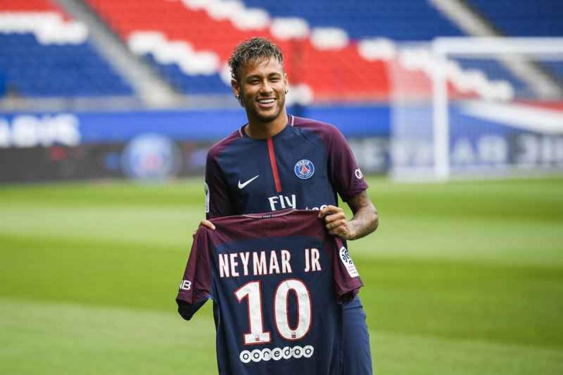 IN BEELD. Neymar wordt triomfantelijk onthaald in Parijs