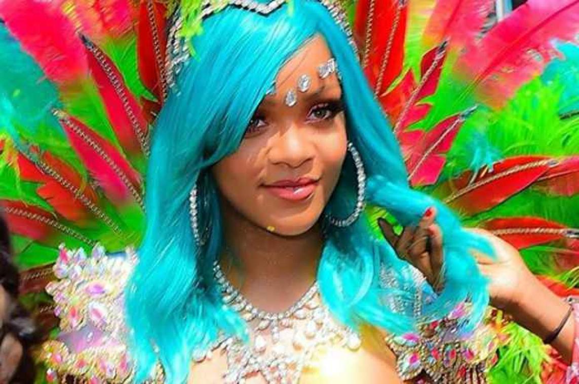 Rihanna viert Crop Over Festival in zeer opmerkelijke outfit