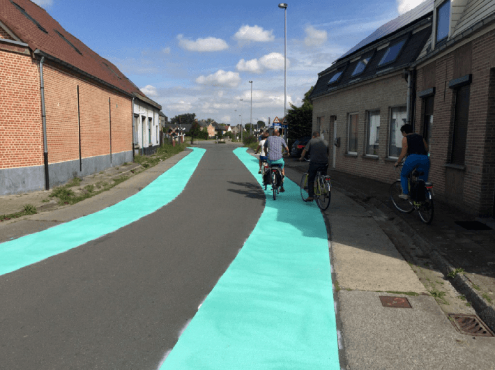 Dendermonde legt eerste reflecterende fietsstrook van België
