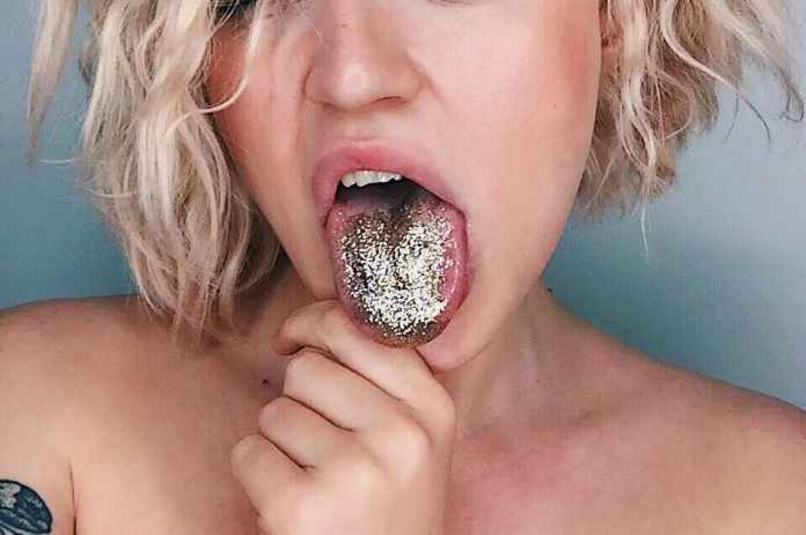 Glitters op je tong is nieuwe trend