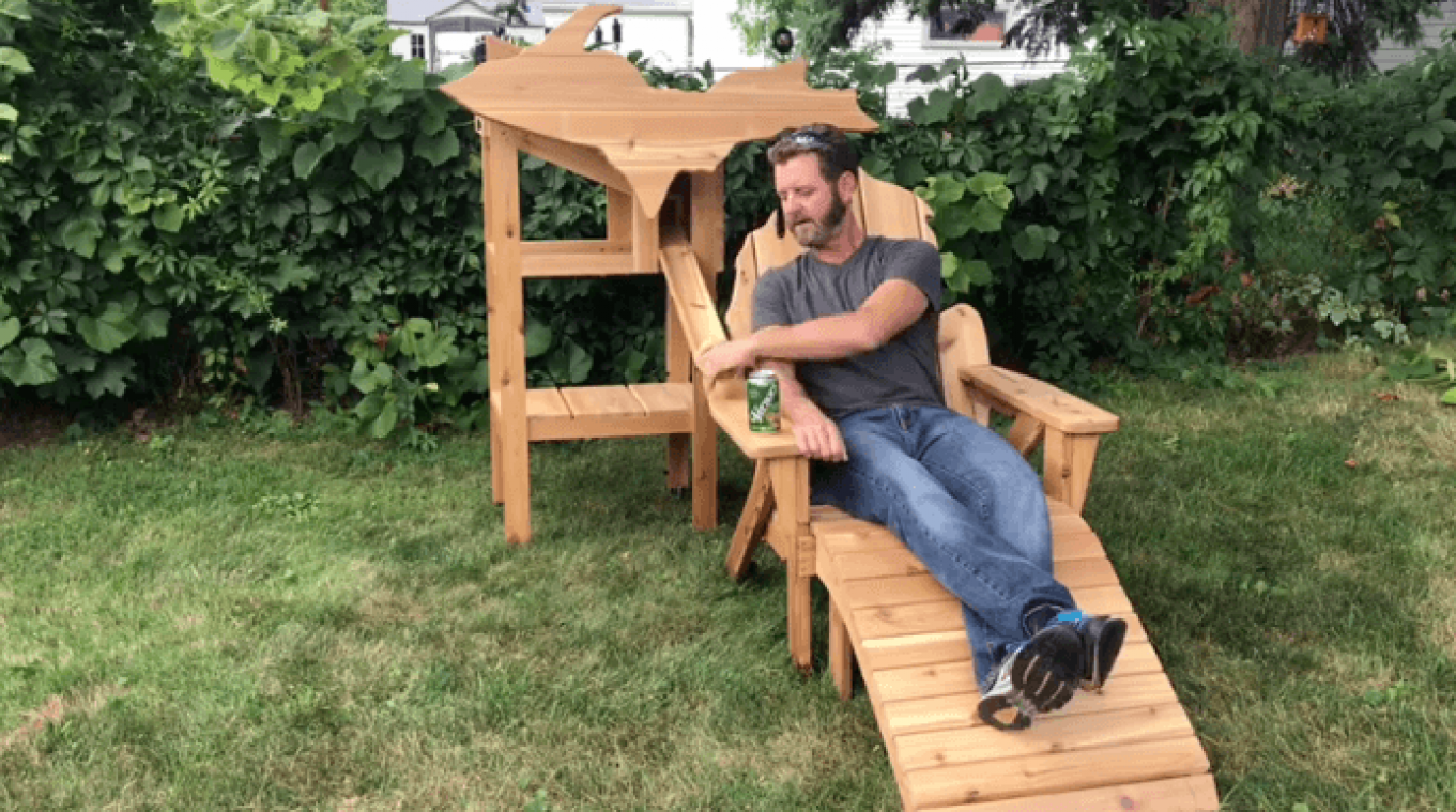 Man bouwt houten bierstoel in vorm van Michigan