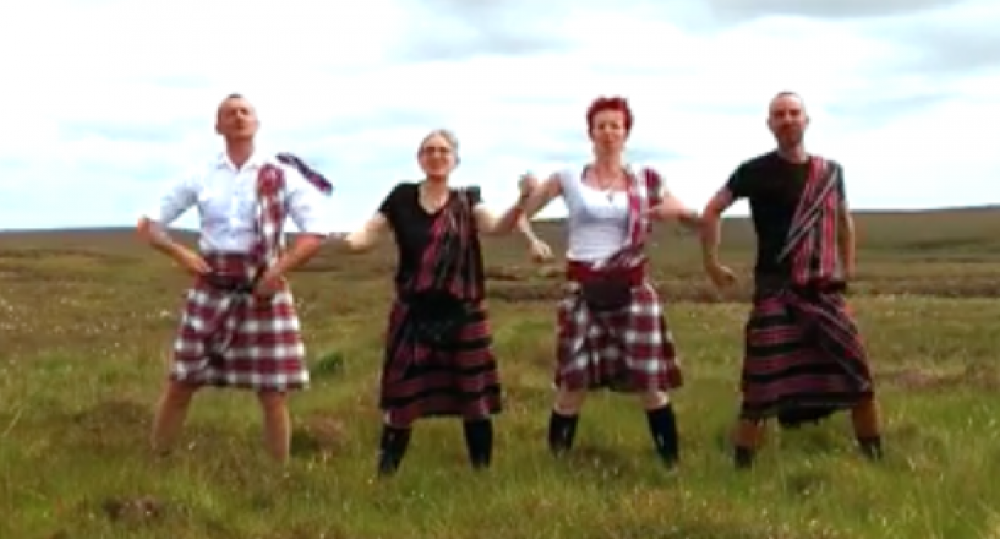 Vlaamse vrienden maken hilarisch foute vakantievideo van Schotland