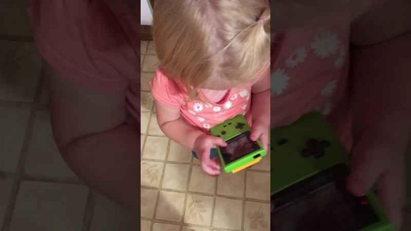 VIDEO. Dit kleine meisje begrijpt niet hoe een Game Boy werkt