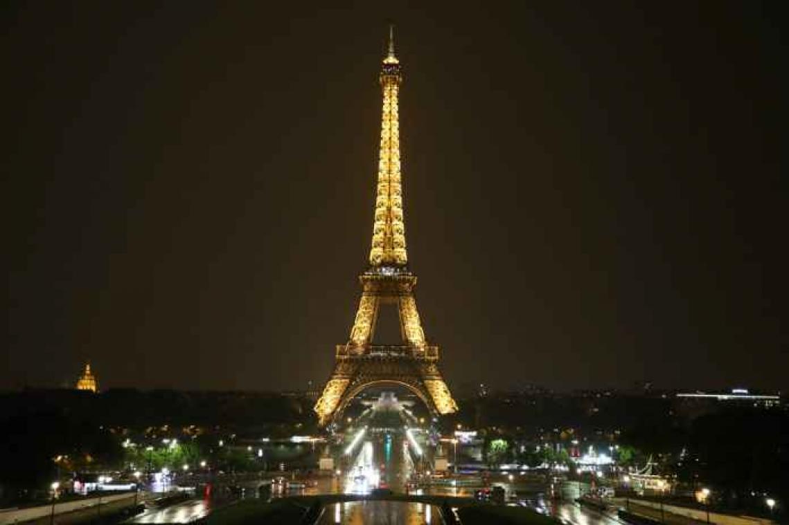 Het is illegaal om 's nachts foto's te nemen van de Eiffeltoren
